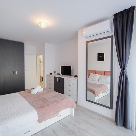 Pinky Black Escape Oradea Buitenkant foto